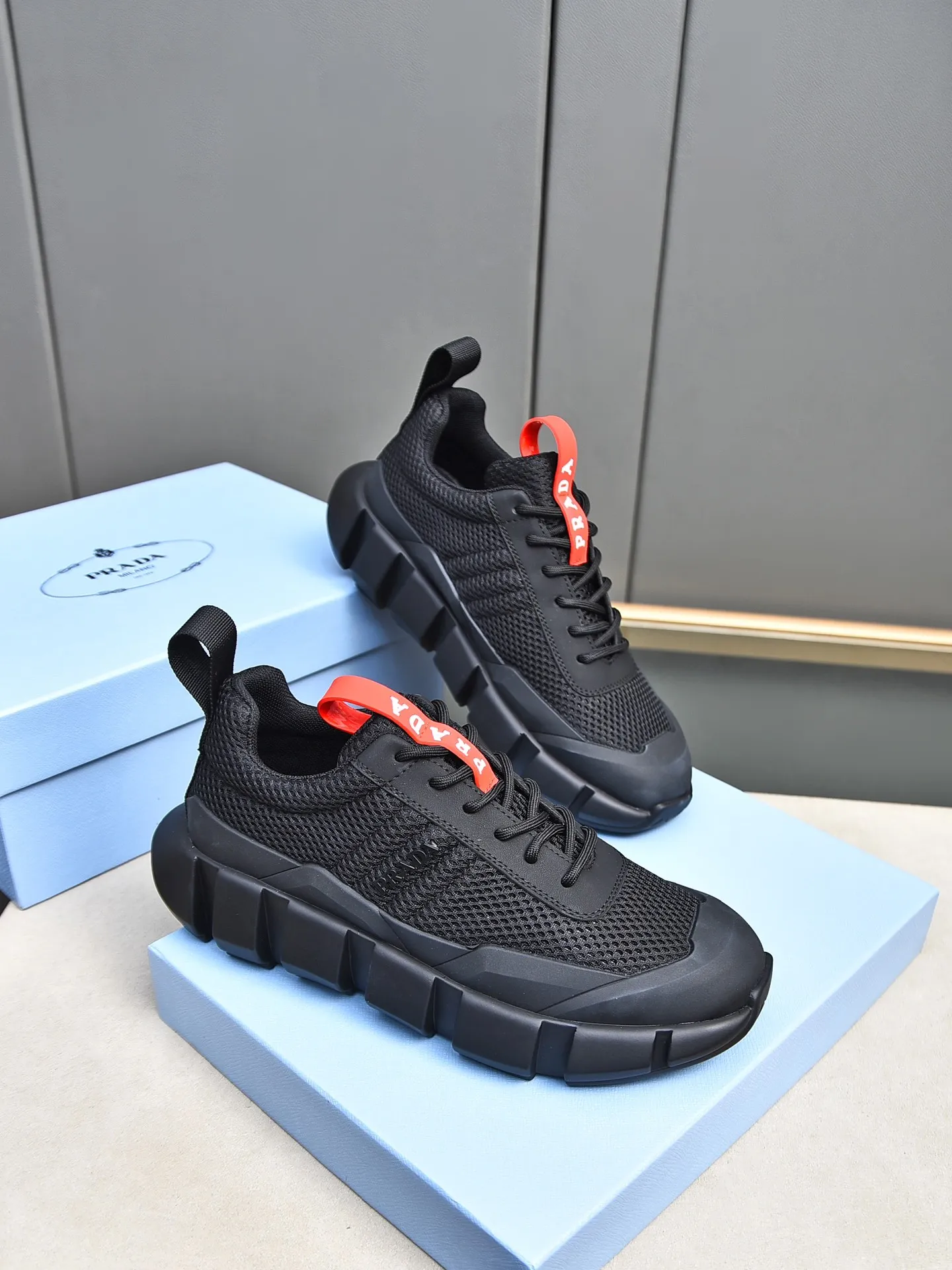 Men's shoes 💰480 PRADA/Prada men's lace-up casual sports shoes, the upper is made of cowhide leather and breathable mesh. It is soft, comfortable and breathable. The tongue is decorated with the PRADA brand letter logo. The thick rubber sole echoes the red label tongue. The style is fashionable and generous. The details are carefully crafted. A casual sports shoe with a super fashionable look on the foot. Excellent breathability!  Size: 38-44 (45 46 customized)